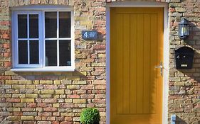 The Old Bottle Store - 2 Double Bedrooms, 2 Bathrooms, St Ives, Cambridgeshire